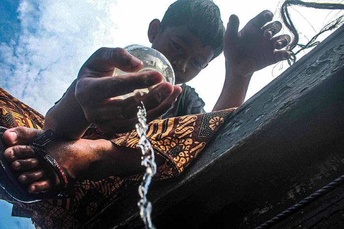 Sejumlah anak-anak bermain di tepi dermaga kapal, Cilincing, Jakarta Utara, Selasa (2/11/2021).