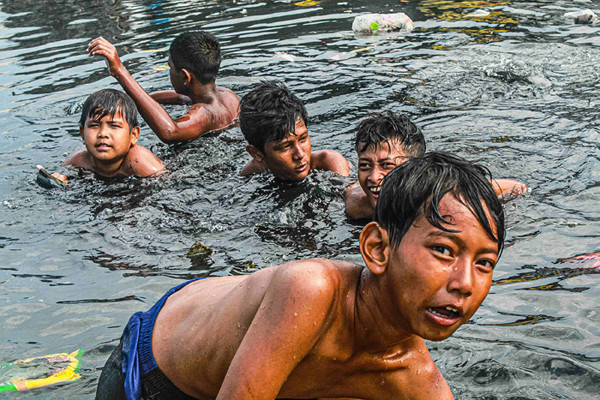 Sejumlah anak-anak bermain di tepi dermaga kapal, Cilincing, Jakarta Utara, Selasa (2/11/2021).