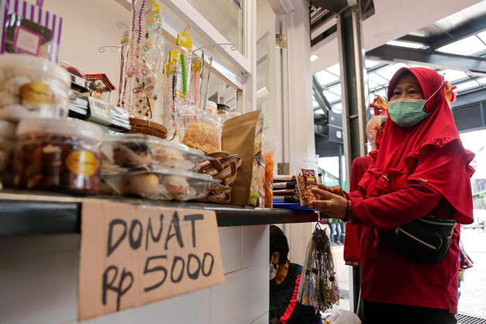 Sejumlah pelaku usaha mikro, kecil, dan menengah (UMKM) menempati kios di kawasan terpadu Stasiun Tebet, Jakarta Selatan, Selasa (2/11/2021).