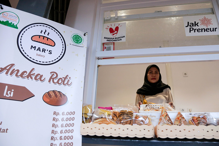 Sejumlah pelaku usaha mikro, kecil, dan menengah (UMKM) menempati kios di kawasan terpadu Stasiun Tebet, Jakarta Selatan, Selasa (2/11/2021).