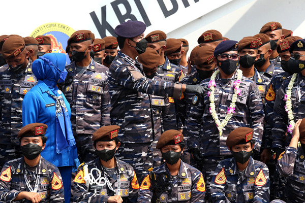 KRI Bima Suci merapat ke dermaga saat tiba kembali di Dermaga Madura Ujung, Koarmada II, Surabaya, Jawa Timur, Selasa (2/11/2021).
