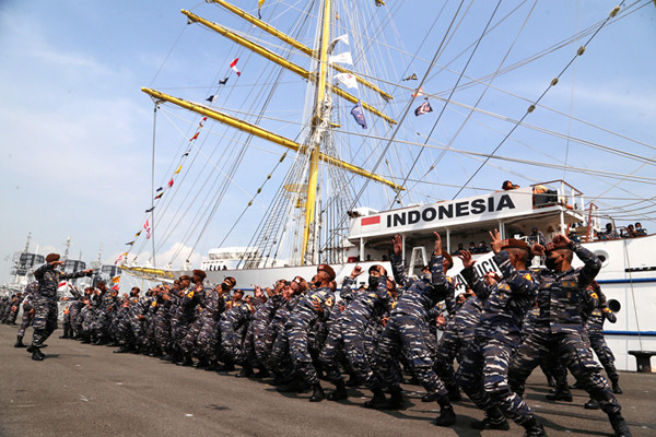 KRI Bima Suci merapat ke dermaga saat tiba kembali di Dermaga Madura Ujung, Koarmada II, Surabaya, Jawa Timur, Selasa (2/11/2021).