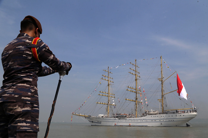 KRI Bima Suci merapat ke dermaga saat tiba kembali di Dermaga Madura Ujung, Koarmada II, Surabaya, Jawa Timur, Selasa (2/11/2021).