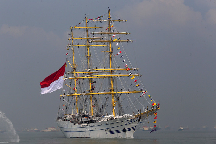 KRI Bima Suci merapat ke dermaga saat tiba kembali di Dermaga Madura Ujung, Koarmada II, Surabaya, Jawa Timur, Selasa (2/11/2021).