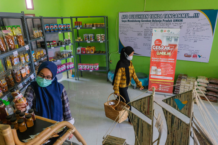 Petugas jaga memberikan makanan kawanan rusa di area kebun bibit modern (nursery) PT Vale Indonesia, Soroako, Kabupaten Luwu Timur, Sabtu (30/10/2021).