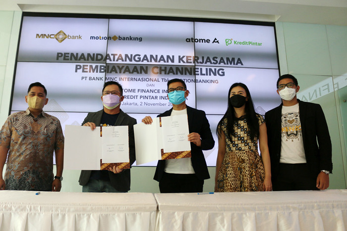 Penandatanganan penyaluran kredit dengan Atome Finance Indonesia dan Kredit Pintar Indonesia di Lobby Financial Center, Kebon Sirih Jakarta, Selasa (2/11/2021).