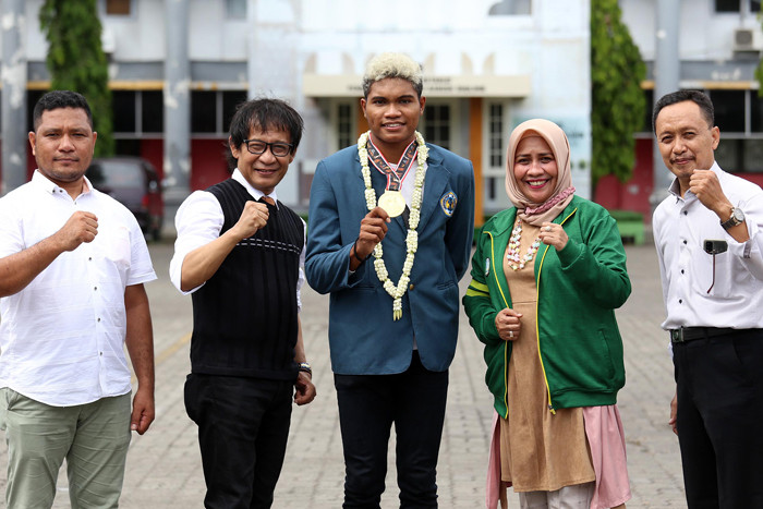 Geraldo Yehezkiel Selanno (tengah), peraih medali emas Cabang Olahraga Atletik Estafet 4 x 100 m Pekan Olahraga Nasional (PON) XX Papua 2021.