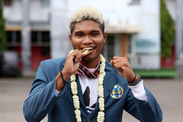 Geraldo Yehezkiel Selanno (tengah), peraih medali emas Cabang Olahraga Atletik Estafet 4 x 100 m Pekan Olahraga Nasional (PON) XX Papua 2021.