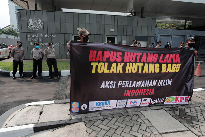 Aktivis melakukan aksi protes ketidakadilan iklim dengan membawa spanduk di depan Kedutaan Besar Inggris, Jakarta, Rabu (3/11/2021).