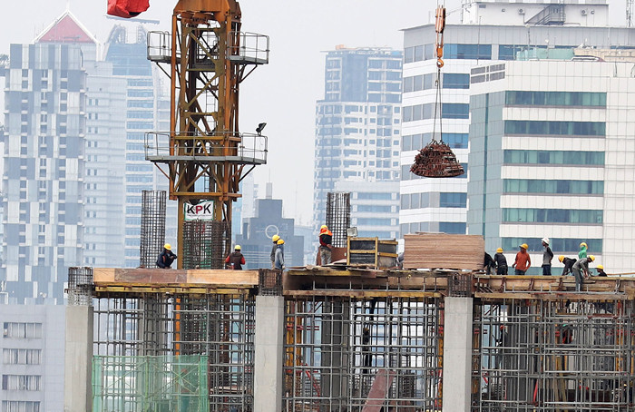 Pekerja menyelesaikan pembangunan gedung di Jakarta, Rabu (3/11/2021).