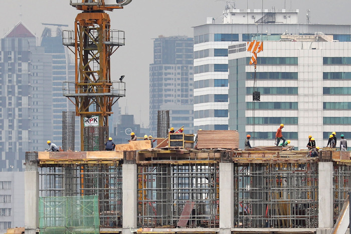 Pekerja menyelesaikan pembangunan gedung di Jakarta, Rabu (3/11/2021).
