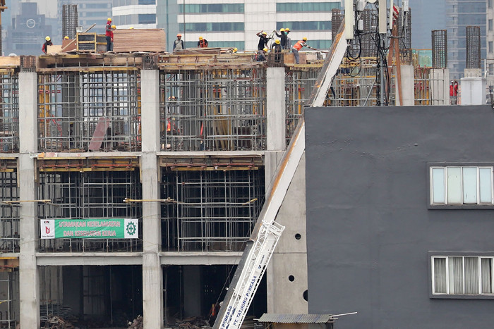 Pekerja menyelesaikan pembangunan gedung di Jakarta, Rabu (3/11/2021).