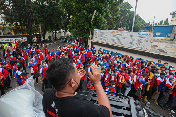 Ratusan buruh melakukan unjuk rasa di depan PT Indolakto, Jalan Raya PKP, Pasar Rebo, Jakarta Timur, Rabu (3/11/2021).