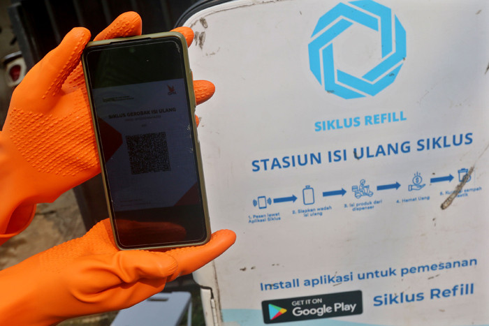 Pembeli bertransaksi nontunai melalui QRIS di Depok, Jawa Barat, Rabu (3/11/2021).