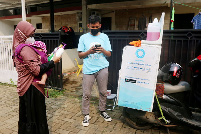 Pembeli bertransaksi nontunai melalui QRIS di Depok, Jawa Barat, Rabu (3/11/2021).