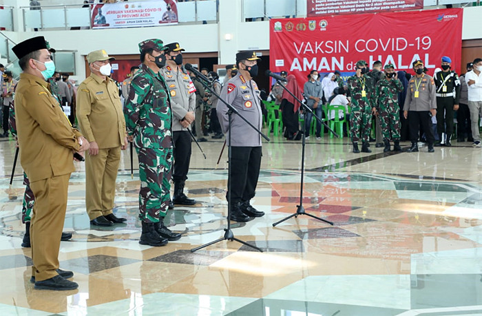 Panglima TNI Marsekal TNI Hadi Tjahjanto saat meninjau vaksinasi massal di Banda Aceh Convention Hall (BACH), Kota Banda Aceh, Selasa (2/11/2021).