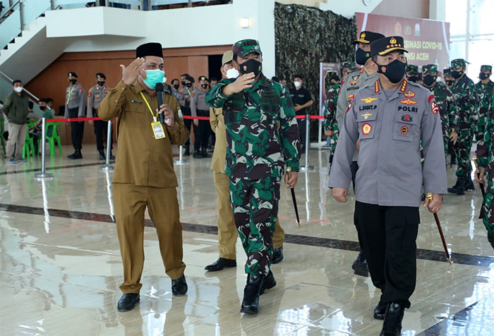 Panglima TNI Marsekal TNI Hadi Tjahjanto saat meninjau vaksinasi massal di Banda Aceh Convention Hall (BACH), Kota Banda Aceh, Selasa (2/11/2021).