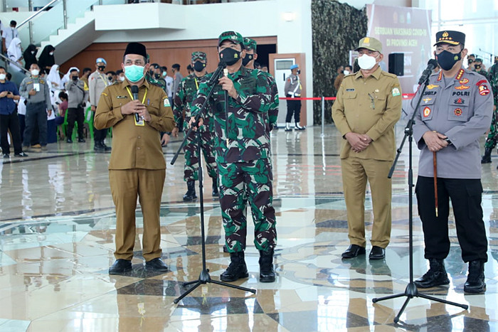 Panglima TNI Marsekal TNI Hadi Tjahjanto saat meninjau vaksinasi massal di Banda Aceh Convention Hall (BACH), Kota Banda Aceh, Selasa (2/11/2021).