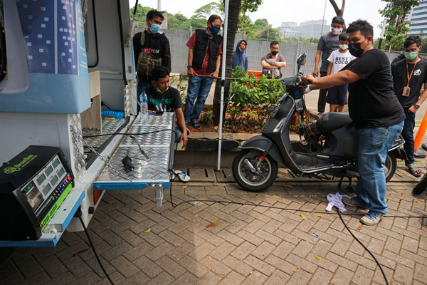 Sejumlah kendaraan mengikuti uji emisi di Jakarta Pusat, Selasa (2/11/2021).