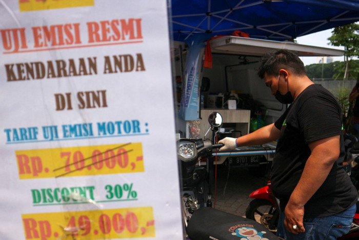 Sejumlah kendaraan mengikuti uji emisi di Jakarta Pusat, Selasa (2/11/2021).