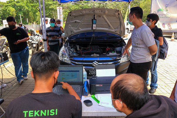 Sejumlah kendaraan mengikuti uji emisi di Jakarta Pusat, Selasa (2/11/2021).