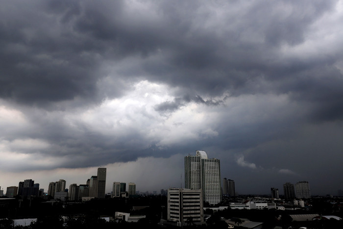 Awan hitam menyelimuti langit Jakarta, Kamis (4/11/2021).