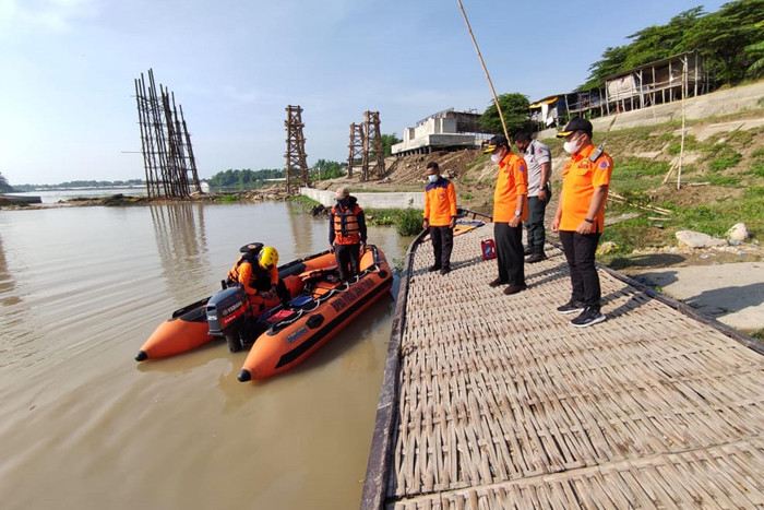 Kalaksa BPBD Jatim Budi Santosa memberikan pengarahan terkait pencarian, serta mengingatkan pentingnya keselamatan dan keamanan saat menjalankan tugas.