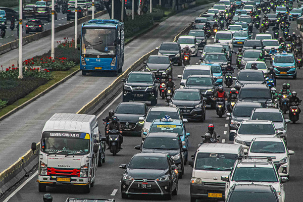 Warga melakukan aktivitas saat Penerapan PPKM Level 1 di Jakarta, Rabu (3/11/2021).