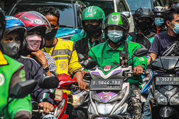 Warga melakukan aktivitas saat Penerapan PPKM Level 1 di Jakarta, Rabu (3/11/2021).