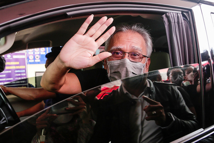 Musisi Iwan Fals melambaikan tangan dari dalam mobil usai menyambangi Mapolda Metro Jaya, Jakarta Selatan, Kamis (4/11/2021).