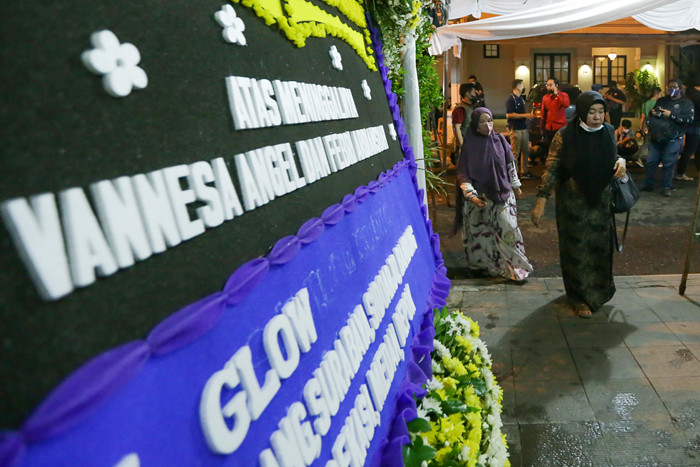 Sejumlah karangan bunga mulai terlihat di depan rumah duka Vanessa Angel di kawasan Kembangan, Jakarta Barat, Kamis (4/11/2021).
