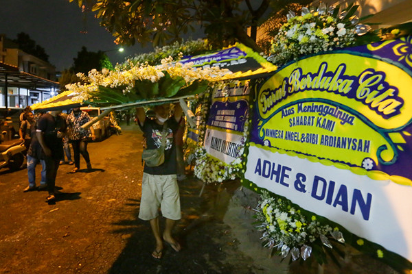 Sejumlah karangan bunga mulai terlihat di depan rumah duka Vanessa Angel di kawasan Kembangan, Jakarta Barat, Kamis (4/11/2021).