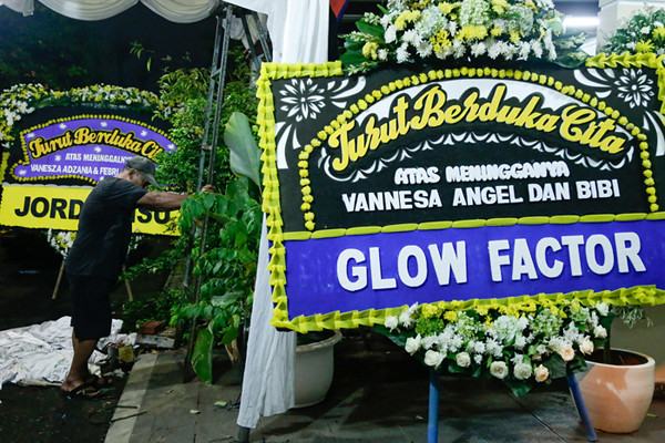 Sejumlah karangan bunga mulai terlihat di depan rumah duka Vanessa Angel di kawasan Kembangan, Jakarta Barat, Kamis (4/11/2021).