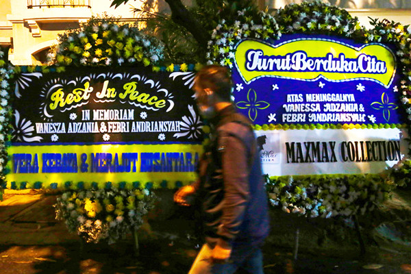Sejumlah karangan bunga mulai terlihat di depan rumah duka Vanessa Angel di kawasan Kembangan, Jakarta Barat, Kamis (4/11/2021).