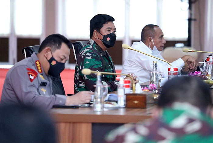 Panglima TNI Marsekal TNI Hadi Tjahjanto saat memimpin Rapat Evaluasi Penanganan Covid-19 dan Tinjau Serbuan Vaksinasi di Medan, Rabu (3/11/2021).