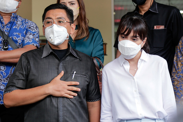 Aktris Shandy Aulia usai menjalani pemeriksaan di Polda Metro Jaya, Jakarta Selatan, Kamis (4/11/2021).