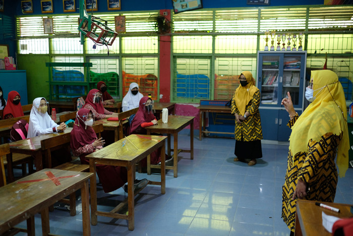 Suasana pembelajaran tatap muka (PTM) tingkat sekolah dasar di SD Negeri Kompleks IKIP, Makassar, Kamis (4/11/2021).