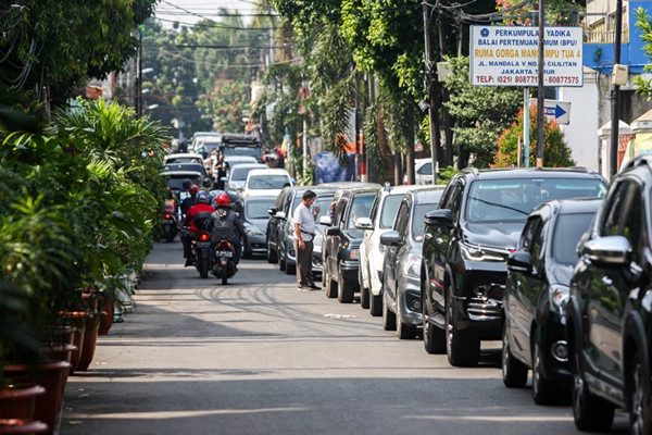 Ratusan kendaraan mengantre untuk uji emisi gas buang gratis yang digelar Suku Dinas Lingkungan Hidup (LH) DKI Jakarta di Cililitan, Kamis (4/11/2021).