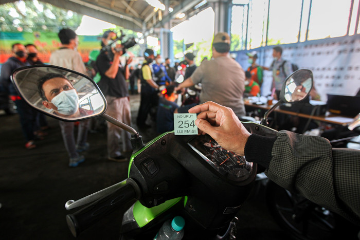 Ratusan kendaraan mengantre untuk uji emisi gas buang gratis yang digelar Suku Dinas Lingkungan Hidup (LH) DKI Jakarta di Cililitan, Kamis (4/11/2021).