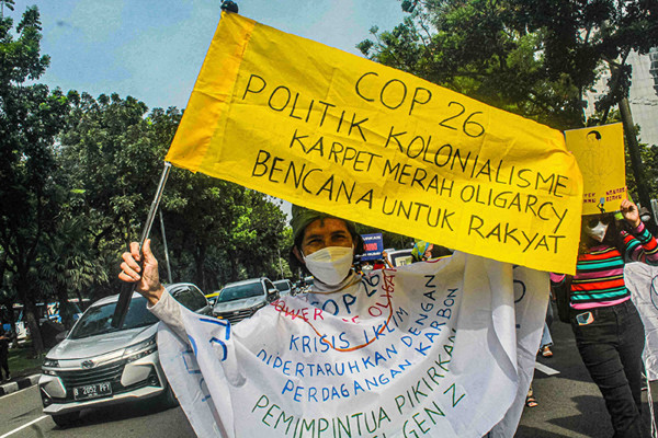 Puluhan massa Aliansi Perlawanan Perubahan Iklim menggelar aksi damai di kawasan Monumen Nasional, Jakarta Pusat, Jumat (5/11/2021).