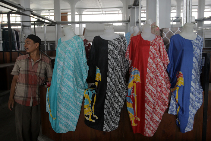 Aktivitas sejumlah pedagang Pasar Johar, Jalan Agus Salim Semarang, Jawa Tengah, Kamis (4/11/2021).