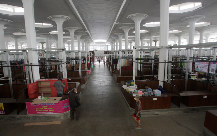 Aktivitas sejumlah pedagang Pasar Johar, Jalan Agus Salim Semarang, Jawa Tengah, Kamis (4/11/2021).