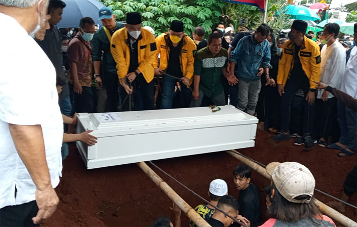 Peti jenazah Vanessa Angel dan suami dikuburkan berdampingan dalam satu liang kubur di Taman Makam Islam Malaka, Jakarta Selatan, Jumat (5/11/2021).