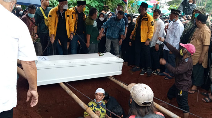 Peti jenazah Vanessa Angel dan suami dikuburkan berdampingan dalam satu liang kubur di Taman Makam Islam Malaka, Jakarta Selatan, Jumat (5/11/2021).