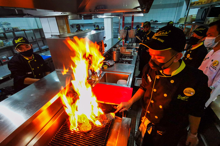 Pengunjung saat menikmati hidangan di Justus Steak House di Jakarta, Kamis (4/11/2021).