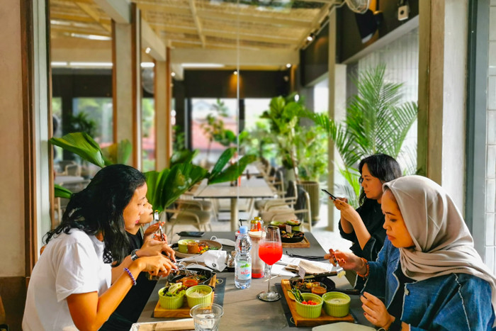 Pengunjung saat menikmati hidangan di Justus Steak House di Jakarta, Kamis (4/11/2021).