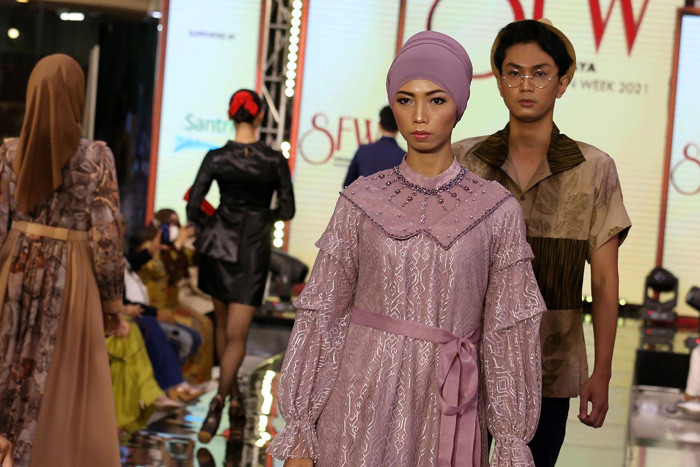 Model memperagakan fashion karya sejumlah desainer dipanggung Surabaya Fashion Week 2021, di Atrium Utama Grand City Mall Surabaya, Jumat (5/11/2021).