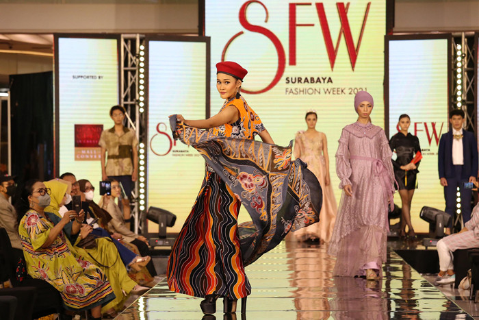 Model memperagakan fashion karya sejumlah desainer dipanggung Surabaya Fashion Week 2021, di Atrium Utama Grand City Mall Surabaya, Jumat (5/11/2021).