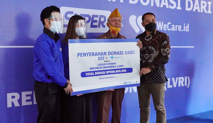 CEO Aplikasi Super, Steven Wongsoredjo menyerahkan donasi paket sembako dan prokes kepada Ketua LVRI Surabaya Subagyo di Surabaya, Jumat (5/11/2021).