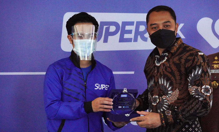 CEO Aplikasi Super, Steven Wongsoredjo menyerahkan donasi paket sembako dan prokes kepada Ketua LVRI Surabaya Subagyo di Surabaya, Jumat (5/11/2021).